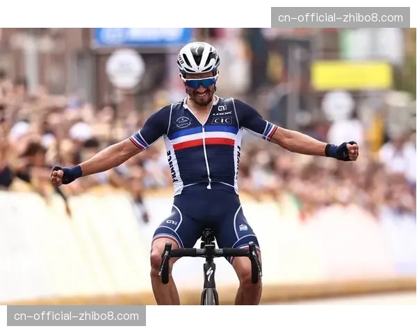 根特-韦弗尔海姆赛现场：大雨中大规模摔车，包括阿拉菲利普在内的多名车手退赛
